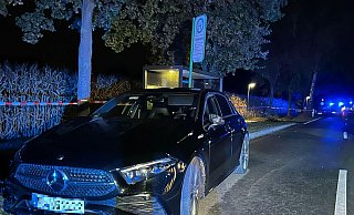 Der Mercedes des 75-jährigen Mannes aus Delbrück wurde im Anschluss an den Unfall von der Gütersloher Polizei sichergestellt. - Christian Bröder