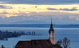 Hinter der ehemaligen Klosterkirche Birnau am Bodensee geht die Sonne auf. Die Alpen sind im Hintergrund zu sehen. - Felix Kästle/dpa