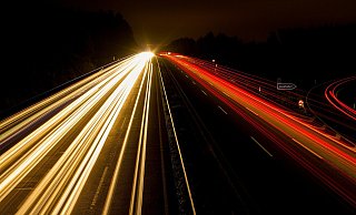 Ein 49-jähriger Fahrer aus der Ukraine konnte seinen Lkw auf der A2 nicht mehr richtig kontrollieren. - (Symbolbild): Pixabay