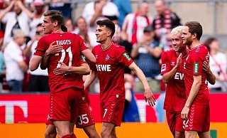 Köln besiegte Bochum mit zwei späten Treffern und feiert einen wichtigen Heimsieg im Abstiegskampf. - Marius Becker/dpa Köln besiegte Bochum mit zwei späten Treffern und feiert einen wichtigen Heimsieg im Abstiegskampf. - Marius Becker/dpa