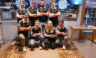 Möchten das Dart-Spiel beim BTW Bünde nach vorne bringen: Luis Lücke (oben v.l.), Marcel Wißkamp, Gökhan Colban und André Brandmeier. Unten v.l.: Patrick Freiheit, Jonathan Specht, Lea Forman und Calvin Hanneke. - Thorsten Mailänder