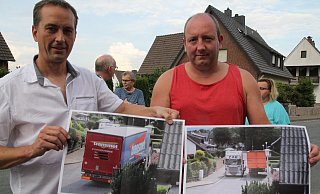 Christian Meier und Thomas Drumann präsentieren die Fotos, die dokumentieren, wie sich die LKW durch die Ziegeleistraße quälen. - Klaus Frensing
