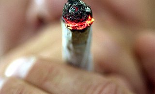 Zu kiffen und 25 Gramm Cannabis dabei zu haben, ist seit dem 1. April 2024 erlaubt. Doch ganz so frei ist der Gebrauch dann doch nicht, weshalb das Ordnungsamt auf Kontrollen setzt – und auf viele Gespräche mit Konsumenten und auch mit den Hinweisgebern. Foto: Wilfried Bahnmüller/epd - picture alliance / dpa
