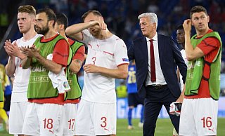 Der Schweizer Trainer Vladimir Petkovic (2.v.r) steht enttäuscht inmitten der Spieler nach der Niederlage. - Jean-Christophe Bott/KEYSTONE/dpa
