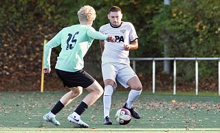 René Schäfer (weißes Trikot) erzielte das 1:1 für seine Dornberger gegen den FC Bad Oeynhausen. - Peter Unger