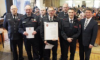 Jürgen Rabbe (v. l.), Frank Mikus, Markus Müller, Ralf Scholle, Reiner Vössing, Markus Heyer und Michael Stickeln besiegeln die Zusammenlegung der Einheiten Scherfede und Rimbeck zum Löschzug West. - Burkhard Battran