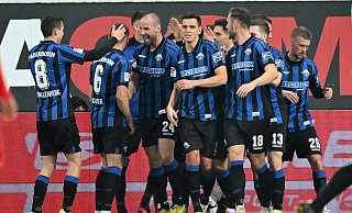 Jannis Heuer (3. v. l.) hat soeben per Freistoß das Siegtor gegen Kaiserslautern erzielt. Zu den Gratulanten zählt SCP-Kapitän Ron Schallenberg (l.). - Imago Images