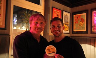 Patrick Nobbe (v.r.) sicherte seinem Verein ein Probetraining mit Ansgar Brinkmann. - Torben Stallmann