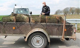 Beide Reifen des überladenen Anhängers waren unter der Last sichtlich niedergedrückt. - Polizei Höxter