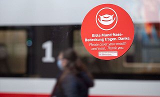 Maskenregeln in Bus und Bahn bröckeln - im Flugzeug muss bereits kein Schutz mehr getragen werden. - Marijan Murat/dpa