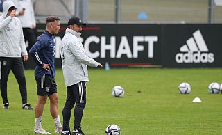 Neuling David Raum (l) beim ersten Training unter dem neuen Bundestrainer Hans Flick. - Foto: Tom Weller/dpa
