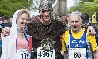 Premiere: Heiner Killi (r.) gewann in der Altersklasse M80. Trainingspartnerin Silke Lutz (35, l.) lief auch mit. - Jörg Diekmann
