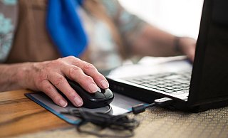 Eine Seniorin sitzt an ihrem Laptop. - Sebastian Gollnow/dpa