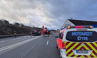 Notarzt, Rettungshubschrauber, Feuerwehr und Polizei waren mit einem größeren Aufgebot am Dienstagmorgen auf der B482 in Porta Westfalica im Einsatz. - Feuerwehr Porta/Michael Horst