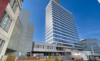 Blick von der Kavalleriestraße (Neumarkt) auf das H1-Hochhaus: links im Bild die Zufahrt zum Parkhaus, das im Oktober abgerissen wird. Die Brücke über die Kavalleriestraße wird schon in diesem Monat abgetragen. - Andreas Zobe