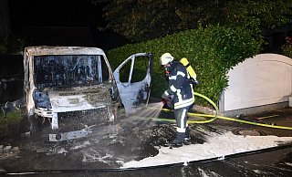 Feuer: In der Nacht auf Samstag brannte ein Citroen-Jumper. - Andreas Eickhoff