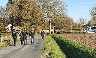 Beamte und Beamtinnen durchsuchten in Dissen die Felder auf der Suche nach dem vermissten 90-jährigen Mann aus Borgholzhausen. - Claus Meyer