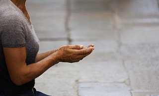 Viele Bettler sitzen auch in der Bielefelder Innenstadt. Experten der Wohnungslosenhilfe glauben nicht, dass ihnen eine Geldspende hilft – im Gegenteil. - Symbolfoto: Heinz Kühbauch/picture alliance