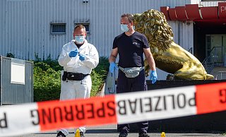 Vor der Diskothek "Prime" in Bielefeld-Brackwede ist es am 19. Juli zu der Messerattacke unter jungen Partygängern gekommen. Die Polizei untersucht danach den Tatort. - Archivfoto: Paul Brinkmann Vor der Diskothek "Prime" in Bielefeld-Brackwede ist es am 19. Juli zu der Messerattacke unter jungen Partygängern gekommen. Die Polizei untersucht danach den Tatort. - Archivfoto: Paul Brinkmann