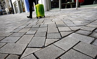 Ungleiche Steine, ungleiche Fugen: Das "Passé-Verband"-Pflaster soll optisch Akzente setzen, irritiert aber Beobachter. Zudem müssen Mängel bei der Verlegung noch behoben werden. - Barbara Franke