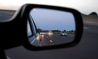 Zum vorausschauenden Fahren gehört auch der Blick in den Rückspiegel.  - Symbolbild: Pexels