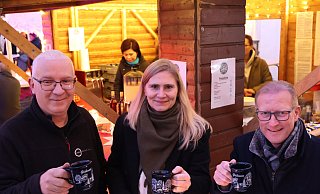 Carsten Müller (v.l.), Daniela Dembert und Thomas Meyer bei der Eröffnung des diesjährigen Adventsbummels in Enger. - Marco Hilla