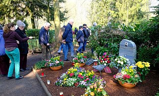 Der SPD Brackwede schien das Ehrengrab für Martin Augustyniak auf dem Queller Friedhof ausreichend. Allerdings fiel ihr das spät ein, eineinhalb Jahre nach ihrer Zustimmung, einen Platz nach dem getöteten Hauptgefreiten zu benennen. - Susanne Lahr