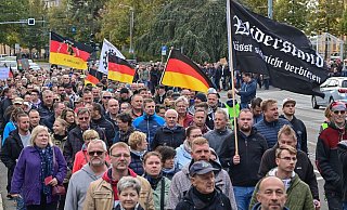 Menschen während einer Demonstration im Stadtzentrum von Frankfurt (Oder). - Patrick Pleul/dpa