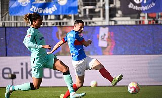 Der Kieler Steven Skrzybski (r) setzt sich gegen Paderborns Bashir Humphreys durch. - Gregor Fischer/dpa