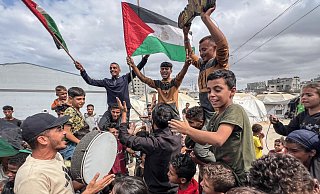Nach zwei Jahren Krieg wird im Gazastreifen die Einigung auf eine Waffenruhe gefeiert. - Belal Abu Amer/APA Images via ZUMA Press Wire/dpa