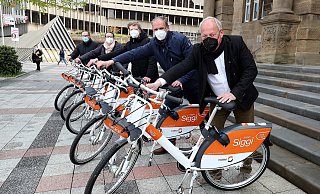 Fahrradverleihsystem "meinSiggi" wird präsentiert von: ..........Projektleiter von Nextbike, Philipp Kleinschnittger, Olaf Lewald, Leiter des Bielefelder Verkehrsamtes, der Nahmobilitätsbeauftragten der Stadt, Barbara Choryan, Stadtwerke-Geschäftsführer Martin Uekmann und Oberbürgermeister Pit Clausen. - Wolfgang Rudolf