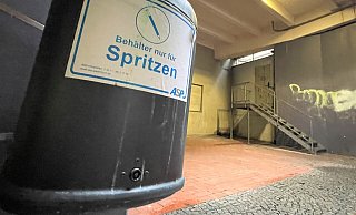In einer Nische des Gebäudekomplexes Westernmauer 12-16 hat der Abfallentsorgungs- und Stadtreinigungsbetrieb Paderborn (ASP) einen Spritzenbehälter angebracht. - Rajkumar Mukherjee In einer Nische des Gebäudekomplexes Westernmauer 12-16 hat der Abfallentsorgungs- und Stadtreinigungsbetrieb Paderborn (ASP) einen Spritzenbehälter angebracht. - Rajkumar Mukherjee