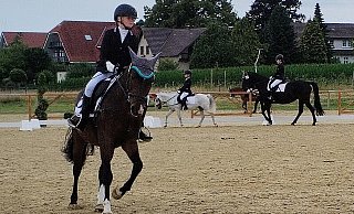 Emma Stuke mit Pichu: Hochkonzentriert wechselt die junge Reiterin vom Schritt in Trab und Galopp. Am Ende schaffen die beiden es auf Platz 3 bei der Gruppenbewertung. - Gabriele Freimuth