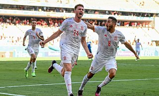 Spaniens Aymeric Laporte (M) feiert nach dem zweiten Tor seiner Mannschaft mit seinem Teamgefährten Koke. - David Ramos/Getty Pool/AP/dpa