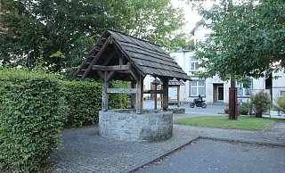 Der historische Dorfbrunnen soll in den Mittelpunkt eines neuen öffentlichen Platzes gerückt werden. - Burkhard Battran