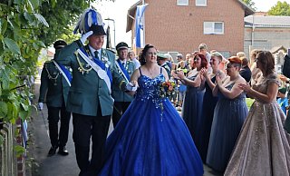 Christian Milleg und Sabine Multhaupt sind die umjubelten Regenten der St.-Nikolaus-Schützen in Natzungen. - Svenja Ludwig