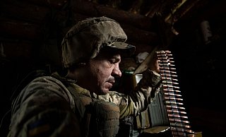 Ein ukrainischer Soldat an der Frontlinie in der Region Donezk. - Evgeniy Maloletka/AP/dpa
