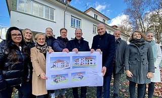 Mit den Umbauplänen für die neue Kita in Paderborn-Sennelager: Maike Dannewald (v.l., Jugendamt), Luisa Schmidt (Bima), Silvia Auffahrt (Bima), Lars-Christian Lange (städtischer Konversionsbeauftragter), Sören Lühr (Betriebsleiter Gebäudemanagement Paderborn), Bürgermeister Stefan-Oliver Strate, Jochen Altrogge (Bima), Boris Blume (Stadt Paderborn), Ivonne Hödt (Gebäudemanagement Paderborn) und Christina Sallen (Jugendamt). - Katharina Multhaupt/Stadt Paderborn