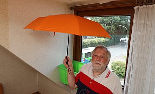 Ein bisschen was von Spitzwegs armen Poeten hat Harmut Nolting, wenn er sich mit dem Regenschirm unter das Loch im Dach seines Schlafzimmer-Erkers stellt. - Jörg Stuke
