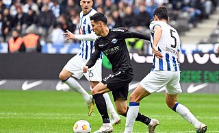 Paderborns Raphael Obermair (M.) muss sich gegen Herthas Haris Tabakovic (l.) und Andreas Bouchalakis (r.) durchsetzen. - dpa