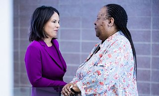 Bundesaußenministerin Annalena Baerbock im Gespräch mit ihrer südafrikanischen Amtskollegin Naledi Pandor. - Christoph Soeder/dpa