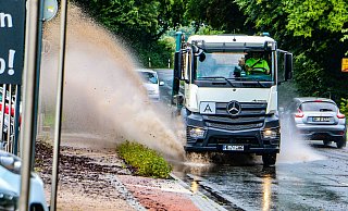 Auch an der Bünder Straße stand zeitweise reichlich Wasser auf der Straße. Tätig werden musste die Feuerwehr laut Hiddenhausens Feuerwehr Mario Daume aber zumindest an dieser Stelle nicht. - Daniel Salmon Auch an der Bünder Straße stand zeitweise reichlich Wasser auf der Straße. Tätig werden musste die Feuerwehr laut Hiddenhausens Feuerwehr Mario Daume aber zumindest an dieser Stelle nicht. - Daniel Salmon