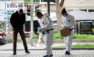Das Spurensicherungs-Team der Polizei nahm den Tatort in Bielefeld nach dem Messer-Anschlag unter die Lupe. - Paul Brinkmann