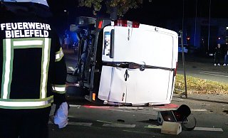 Bei einem schweren Unfall in Bielefeld in der Nacht zu Samstag kam es zu einer Kollision von einem Audi A6 mit einem Mercedes Sprinter, bei der der Sprinter umkippte. Drei Menschen wurden verletzt. - Paul Brinkmann
