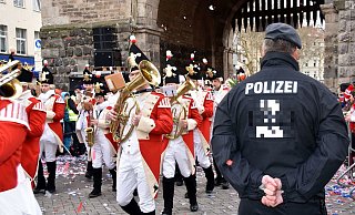 Die Polizei spricht insgesamt von "friedlichen und ruhigen" Feierlichkeiten. - Themenfoto/picture alliance