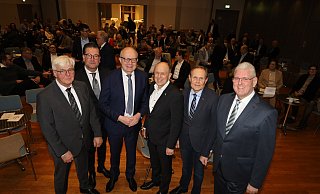 Die Vorsitzenden der Delbrücker Marketinggemeinschaft (Demag) Albert Hansel und Johannes Dunschen (v.l.), der Landtagsabgeordnete Bernhard Hoppe-Biermeyer, der Festredner Landrat Christoph Rüther, der Demag- Ehrenvorsitzende Meinolf Päsch und Bürgermeister Werner Peitz freuen sich über 140 Gäste beim Neujahrsempfang in Delbrück. - Regina Brucksch