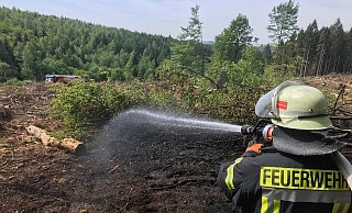 Das Wasser wurde mit Tanklöschfahrzeugen zur Einsatzstelle transportiert. - Feuerwehr Altenbeken