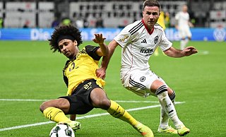 Das erste Duell im neuen Jahr: Frankfurt mit Mario Götze (r) empfängt am 9. Januar die Dortmunder um Karim Adeyemi. (Archivbild) - Arne Dedert/dpa