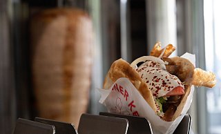 Döner wird oft mit Hähnchen-, Kalb- oder Lammfleisch serviert. Mittlerweile gibt es auch vegane Spieße im Kreis Gütersloh. - Markus Lenhardt/dpa