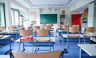 Wann dürfen Schüler nach Hause gehen: Die Antwort auf diese Frage hat indirekt auch mit dem Alter zu tun. - Annette Riedl/dpa